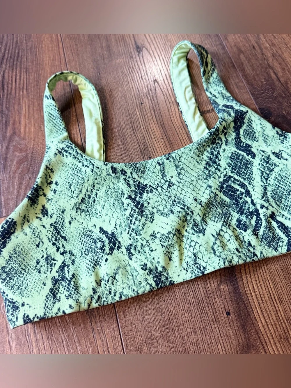 ALO Vapor Snake-Print Sports Bra Women’s Small Neon Lime Green